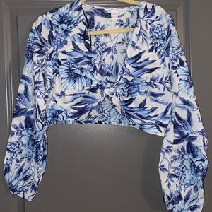 H&M off white and blue floral crop top